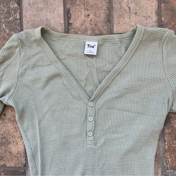 Aritiza TNA thermal henley in sage green waffle button up v neck long sleeve XS - Picture 2 of 10